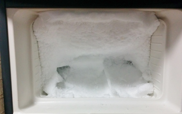 霜の付いた冷凍庫